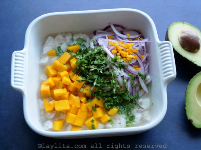 Ingredientes del ceviche en un recipiente blanco