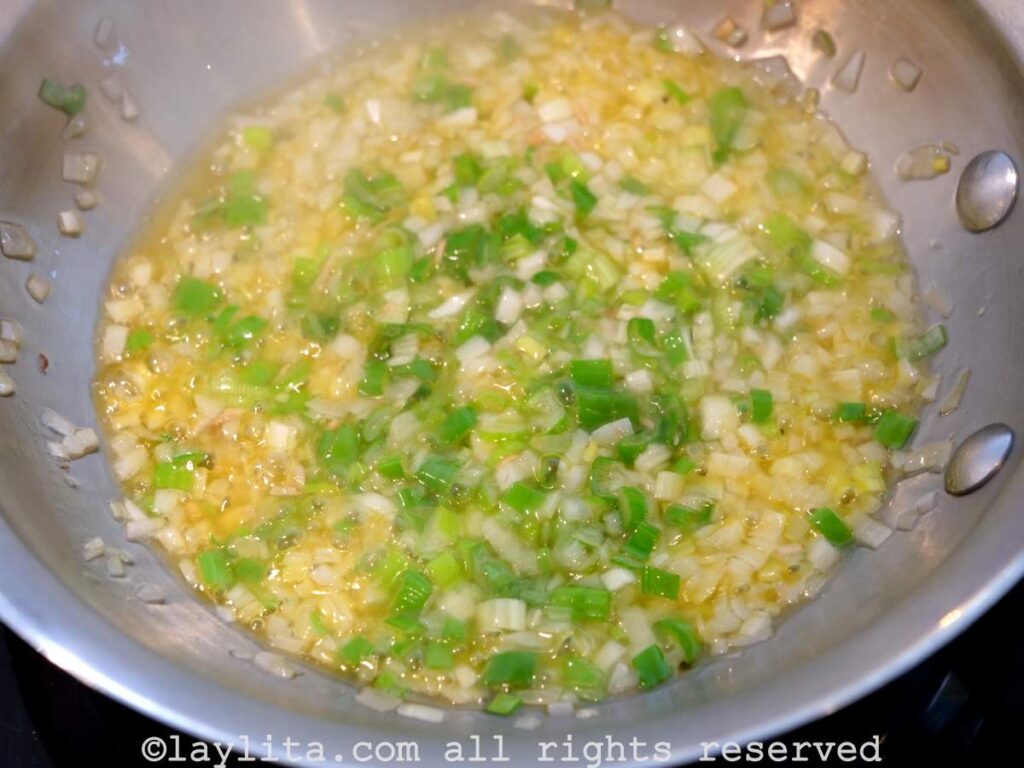 Sofrito de cebolla blanca y verde