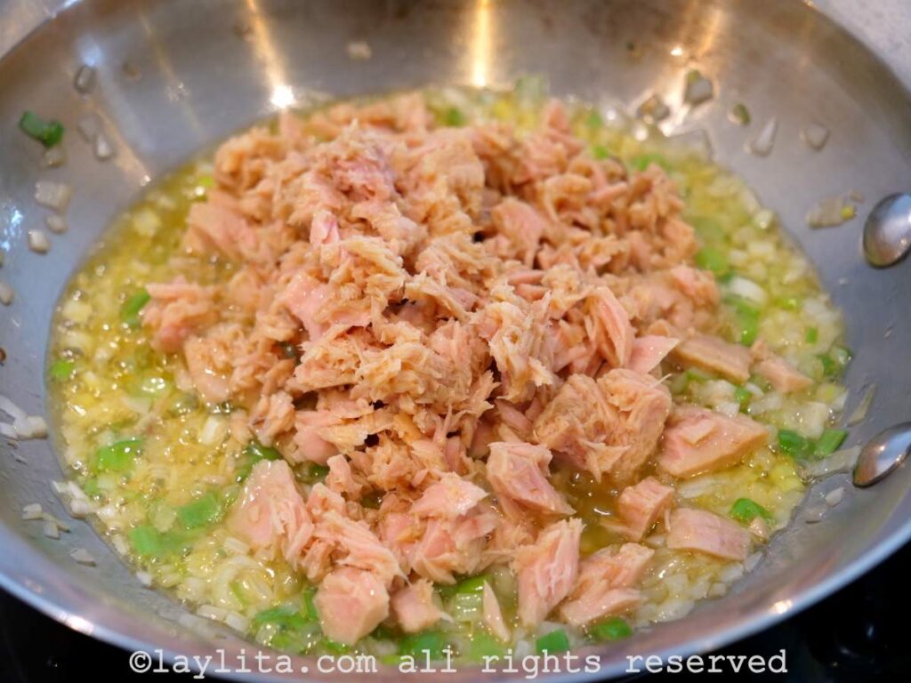 Sofrito de cebolla con atún en un sarten