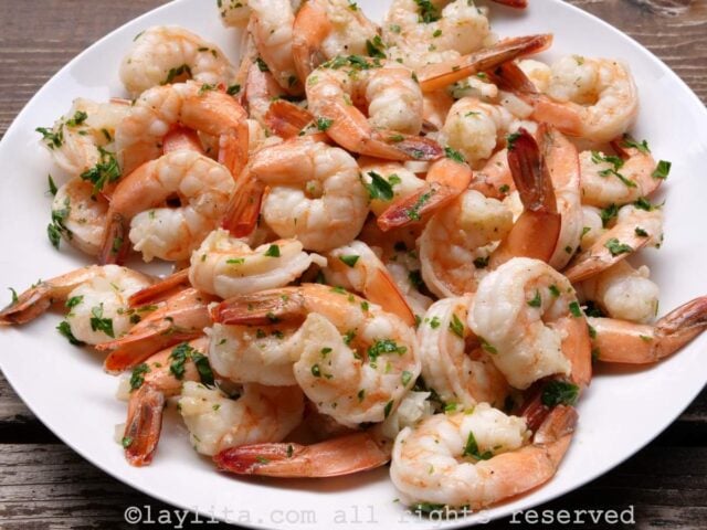 Camarones al ajillo en un plato blanco
