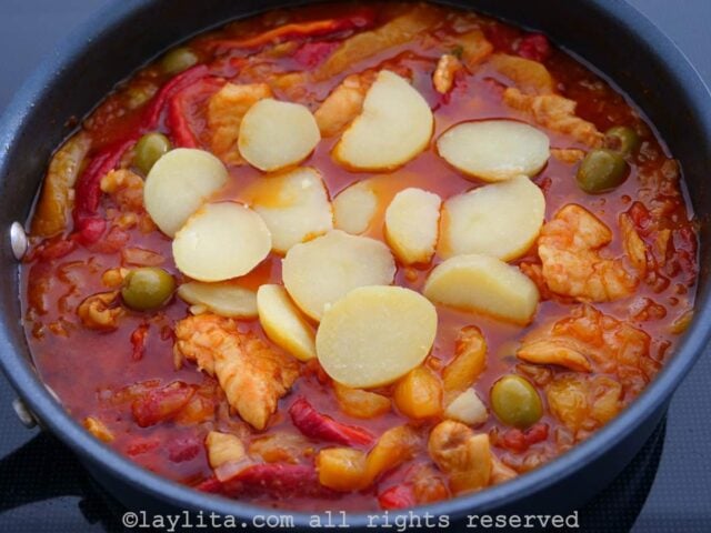 Agregando rodajas de papas o patatas