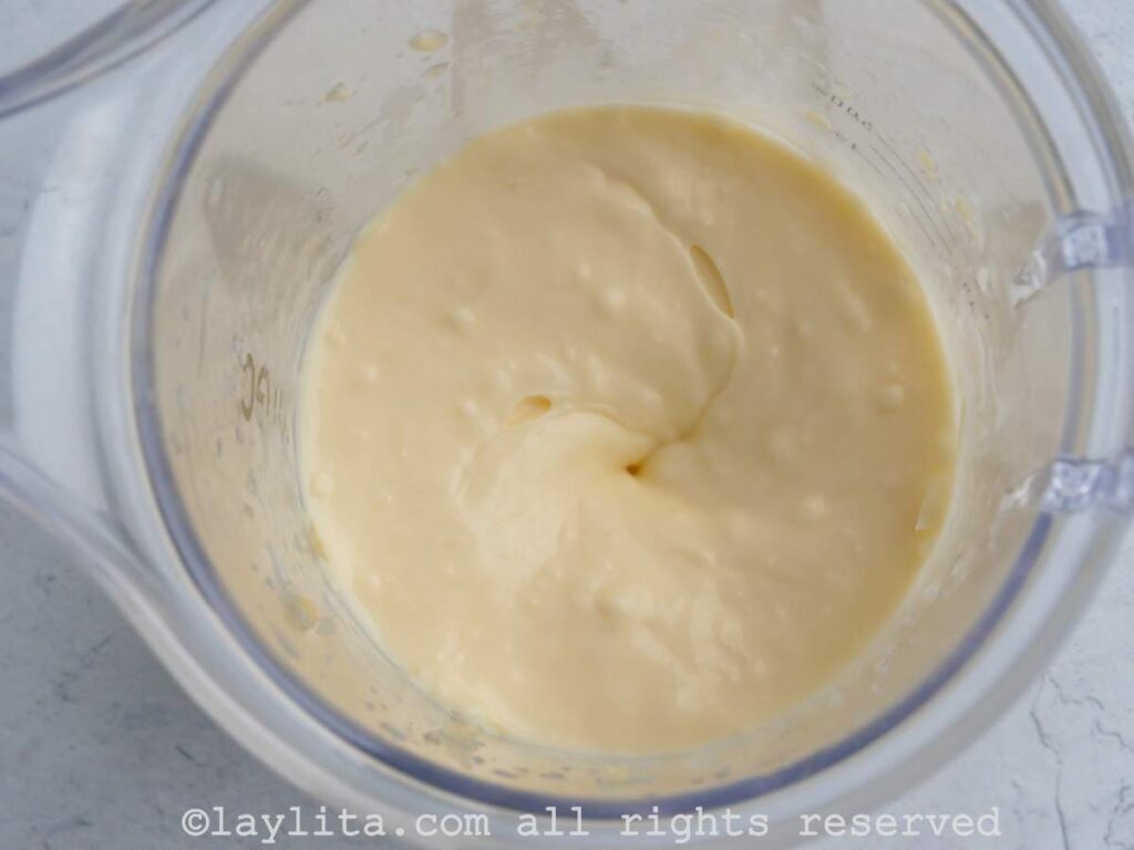 Preparando alioli o mayonesa de ajo en la licuadora