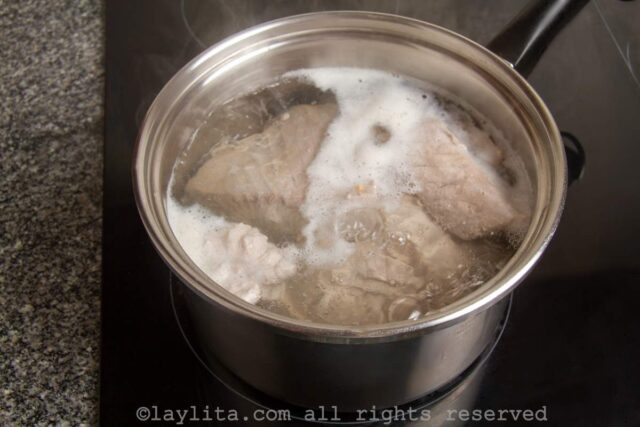 Preparación del atun blanco para el pabellón de pescado