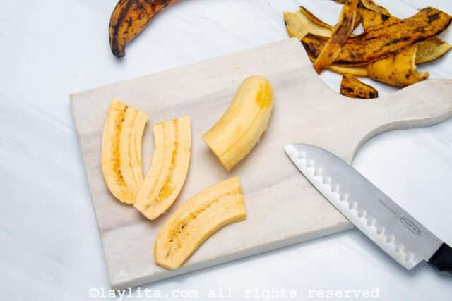 Preparación de los platanos fritos para el pabellón