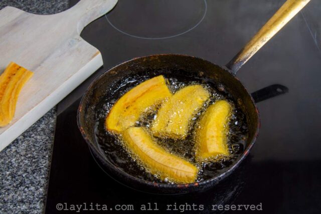 Preparación de los platanos fritos para el pabellón