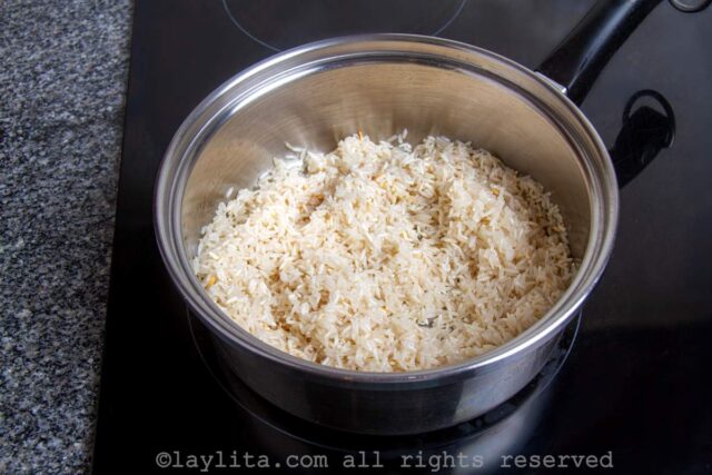 Preparación del arroz para el pabellón