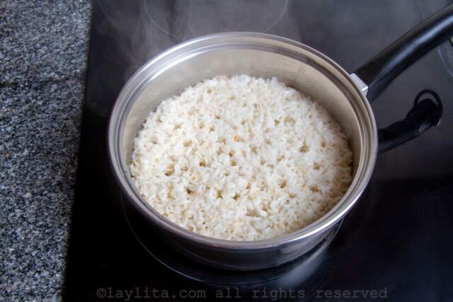 Preparación del arroz para el pabellón