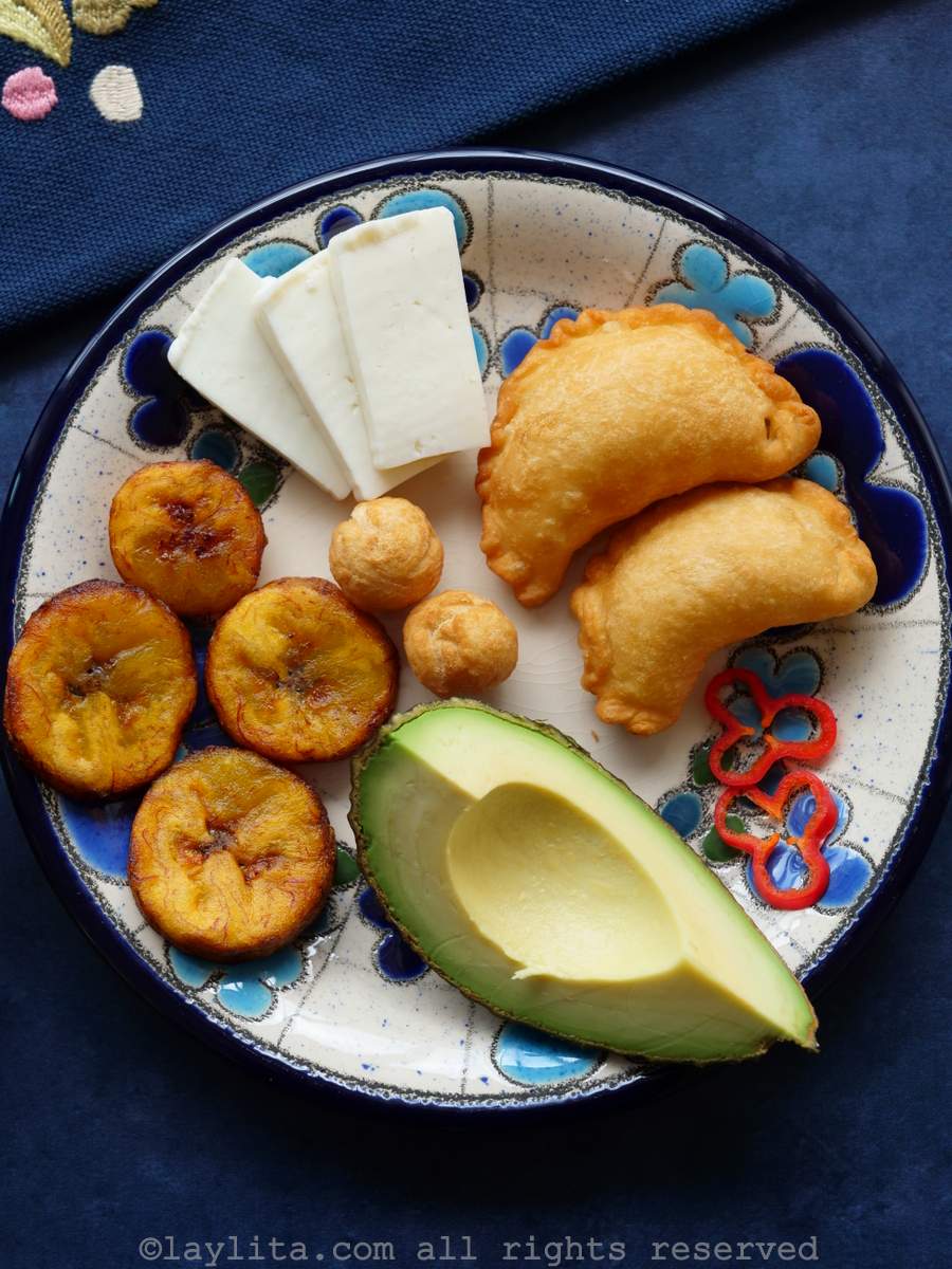 Guarniciones y adornos de la fanesca ecuatoriana en un plato blanco y azul