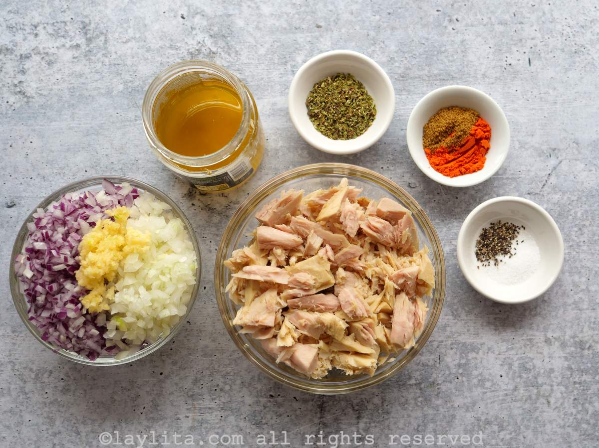 Ingredientes para el refrito de atún y cebolla en un fondon gris