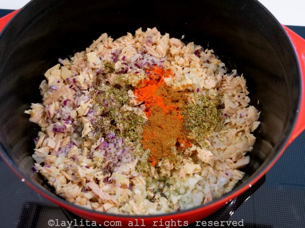 Agregar los ingredientes del refrito de atún a la olla
