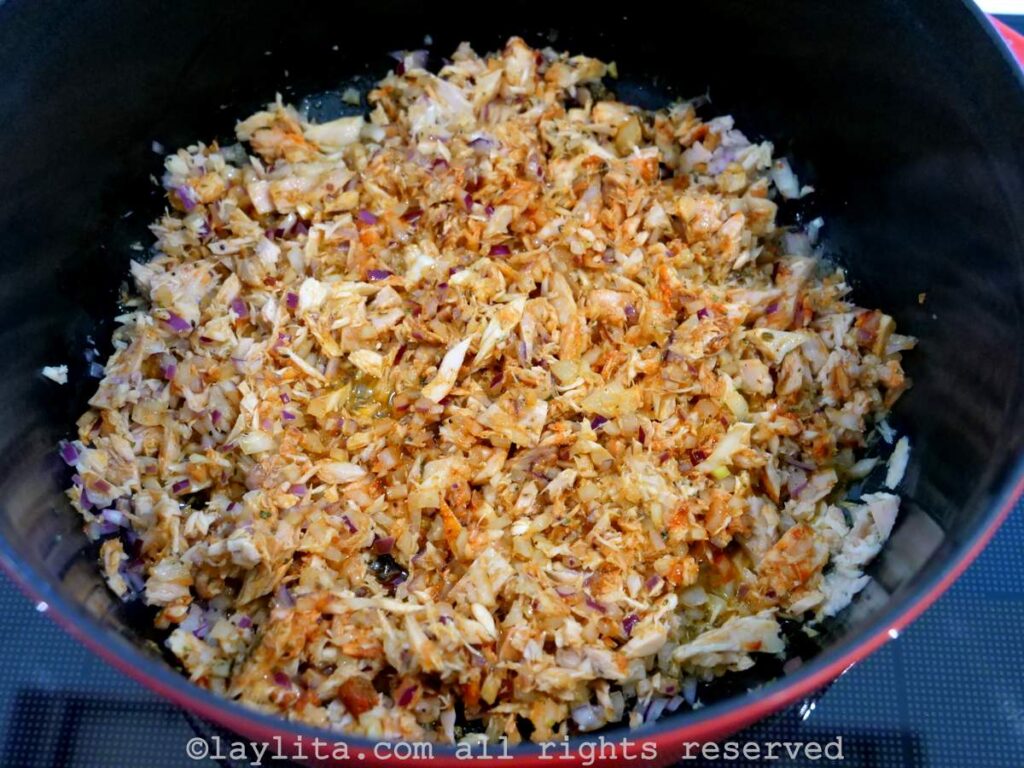 Agregar los ingredientes del refrito de atún a la olla