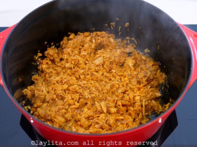 Agregar los ingredientes del refrito de atún a la olla