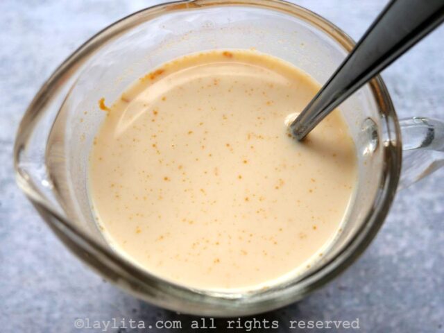 Mezclar la mantequilla de mani (cacahuate) con la leche