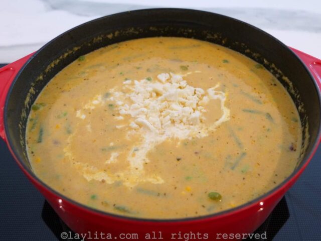 Agrega la crema de leche y el queso fresco