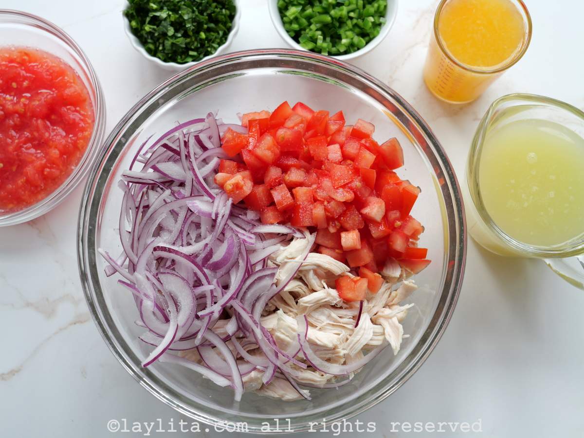 Ingredientes del ceviche en una mesa blanca