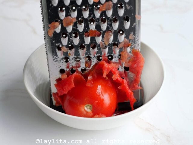 Un tomato siendo rallado