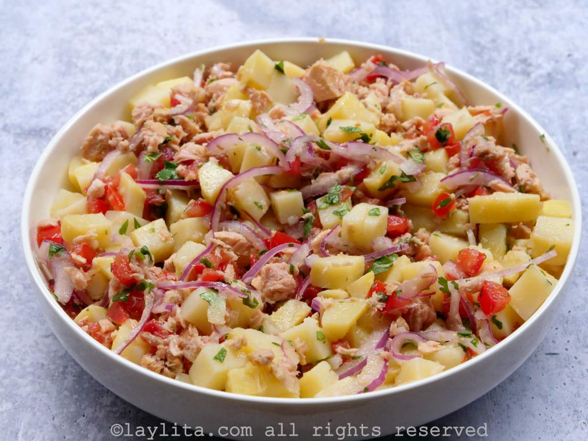 Un bol blanco lleno de ensalada de papas y atún
