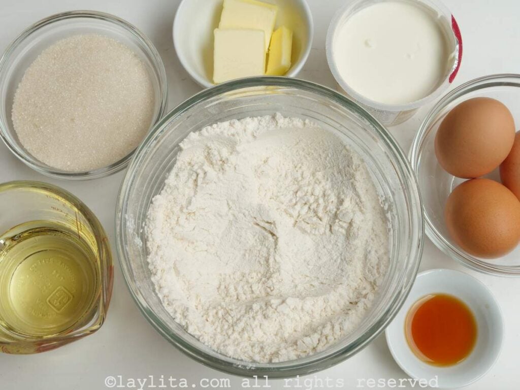 Ingredientes para la torta o bizcocho de mango en una mesa blanca