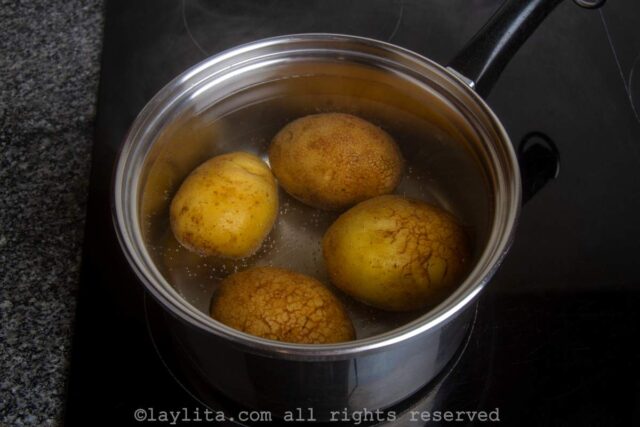 Una olla con papas cocinandose sobre la estufa