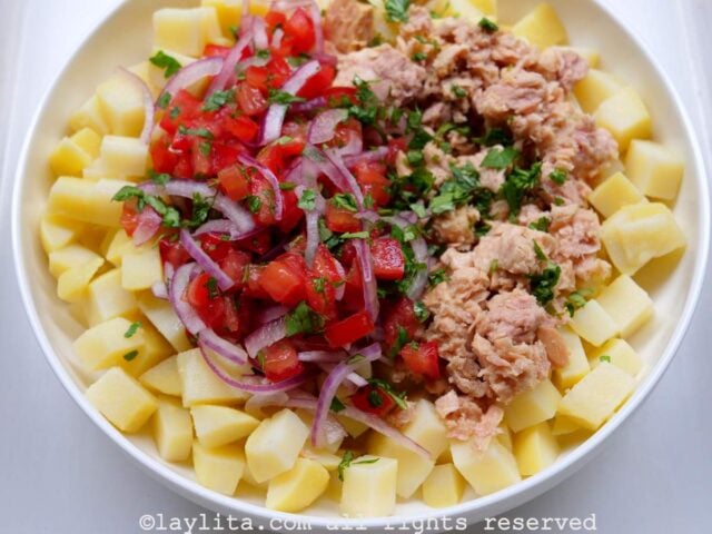 Ingredientes de la ensalada en un bol blanco antes de ser mezclados