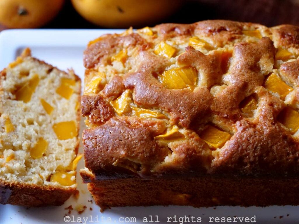 Bizcocho o torta de mango cortado con una rodaja de la torta al lado