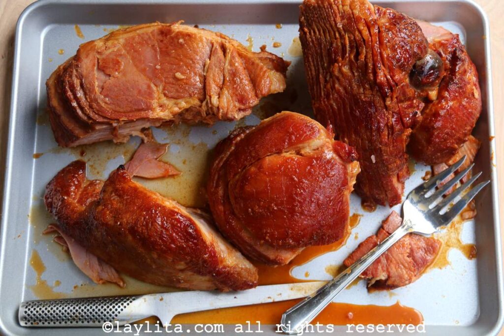 Jamon en salsa de naranja y chipotle Una bandeja de hornear con varios trozos de jamón ahumado