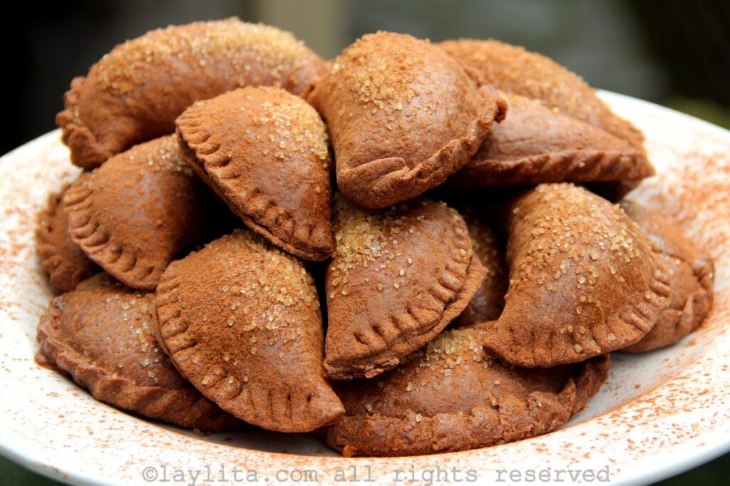 Empanadas de chocolate en un plato blanco