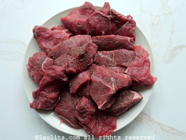 Trozos de carne en un plato blanco