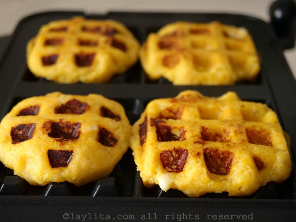Cuatro waffles de plátano maduro macho en una waflera