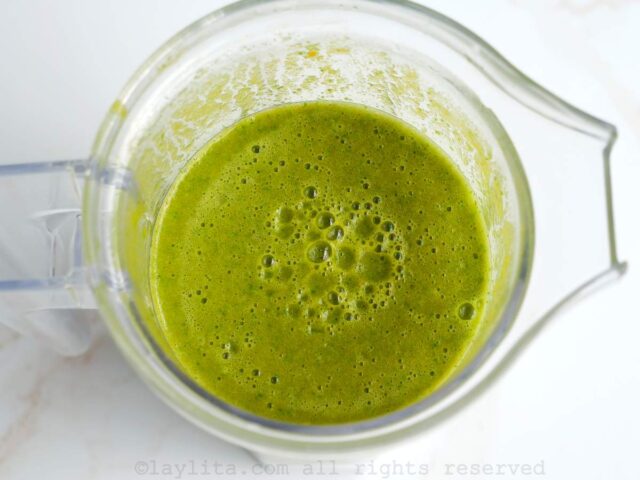 Un líquid verde en un vaso de la liuadora