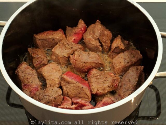 Una olla con trozos de carne dorandose