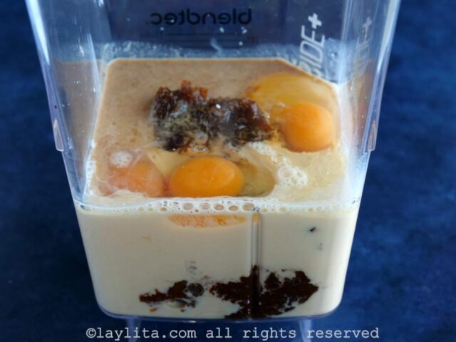 Leche, huevos, dulce de zapallo en una licuadora
