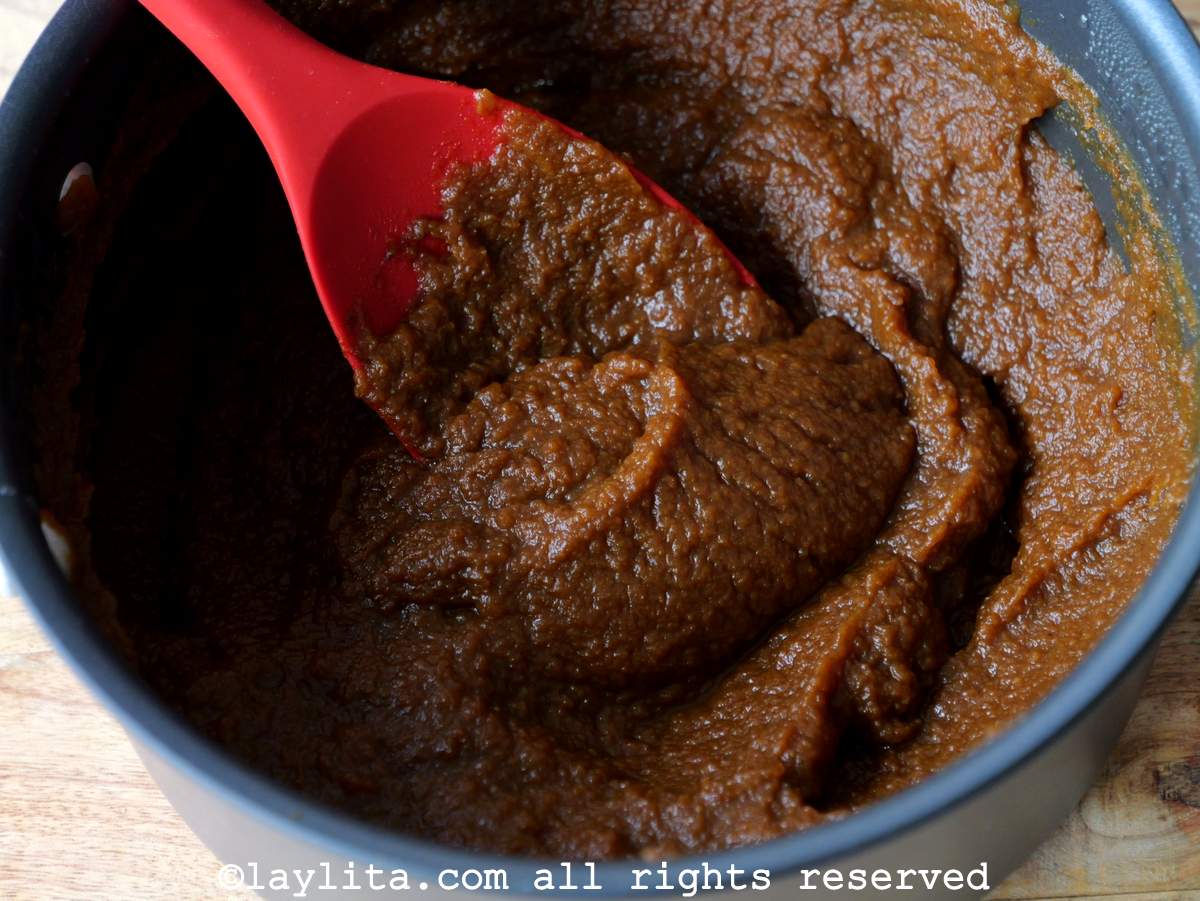 Preparación del dulce de calabaza usando puré de calabaza enlatado en una cacerola
