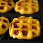 Waffles de plátano maduro macho con relleno de queso en una waflera
