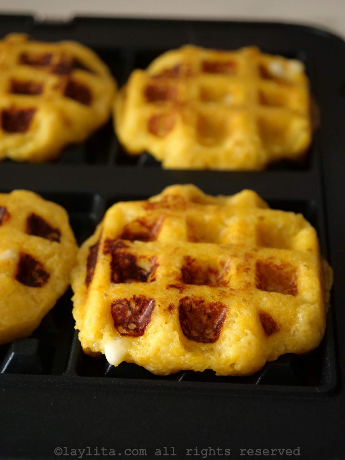 Waffles de plátano maduro macho con relleno de queso en una waflera 