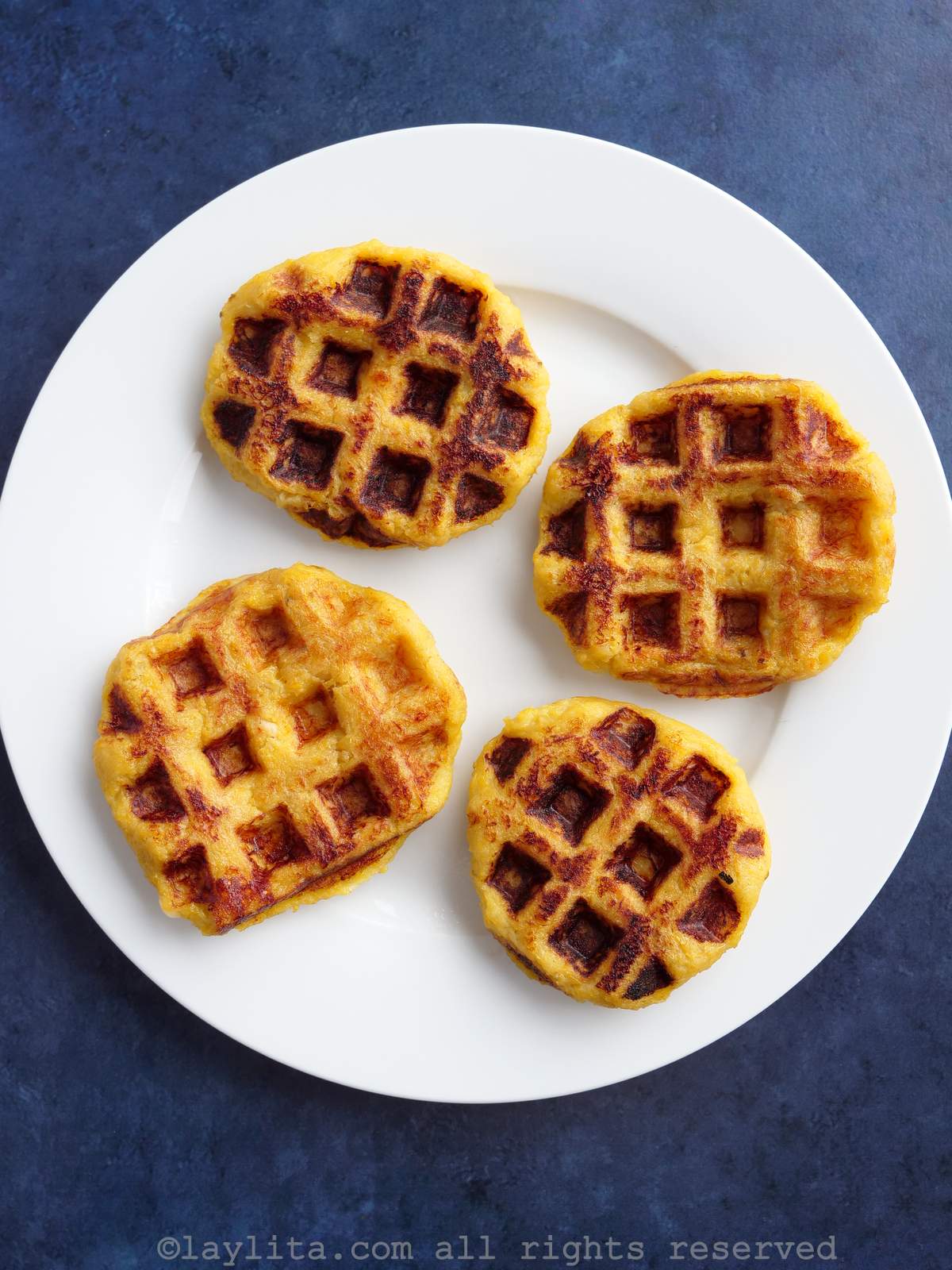 Cuatro waffles de plátano maduro en un plato redondo blanco