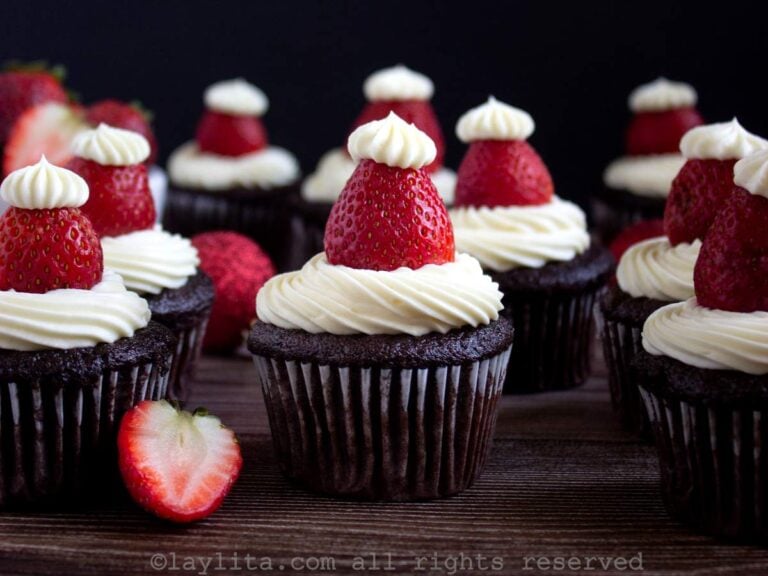 Una dozena de cupcakes de chocolate decorados con gorros de Papá Noel
