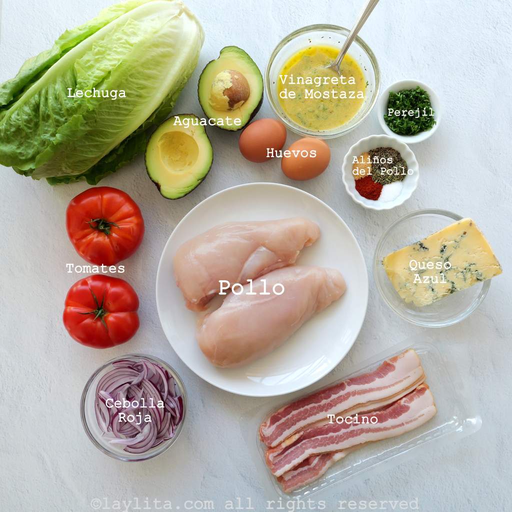 Ingredientes de la Ensalada Cobb de pollo en una superficie de cocina
