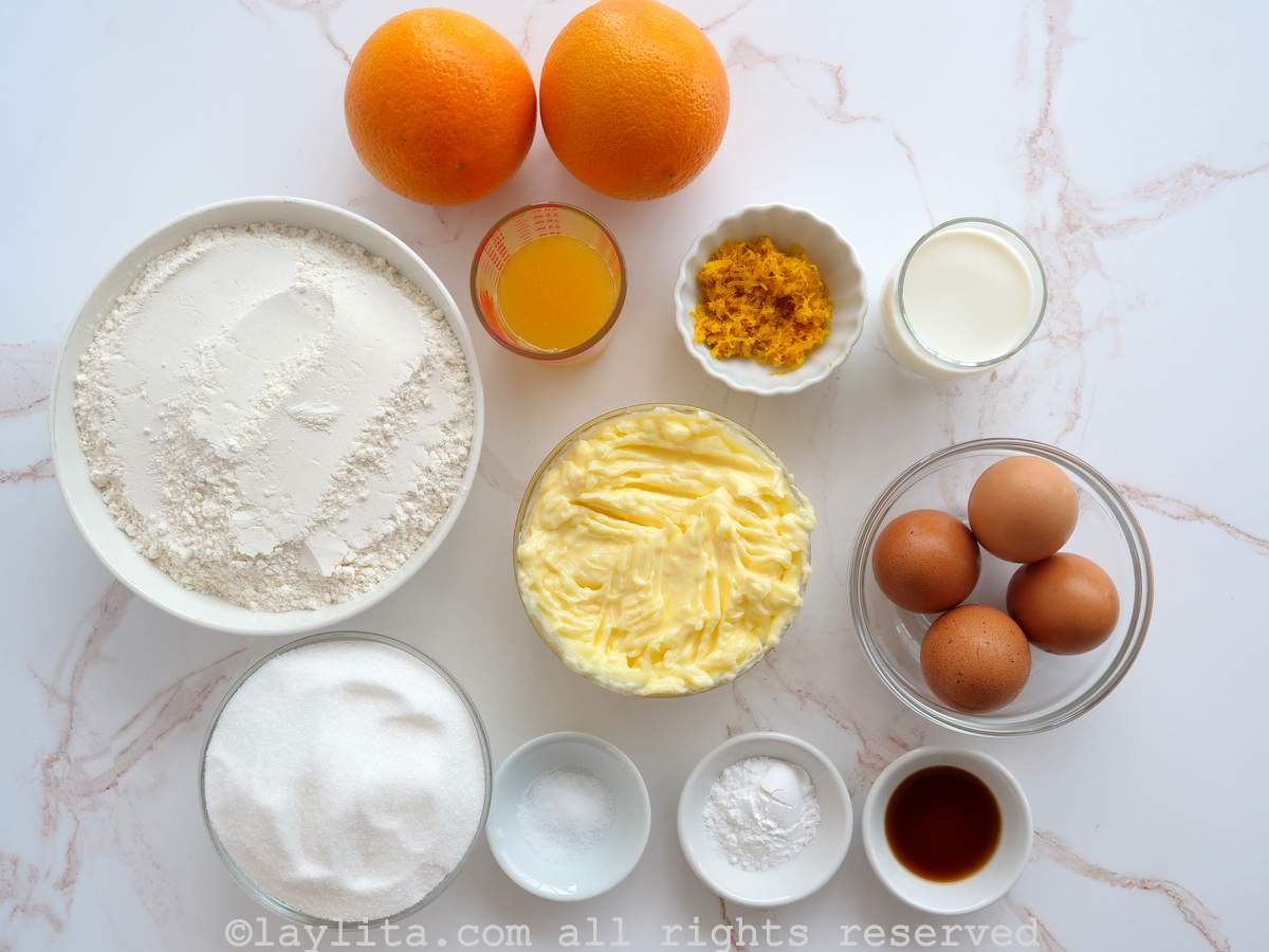 Ingredientes de la torta o bizcocho de naranja en una mesa