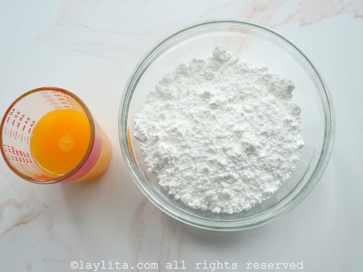 Ingredientes del glaseado de naranja en una mesa blanca