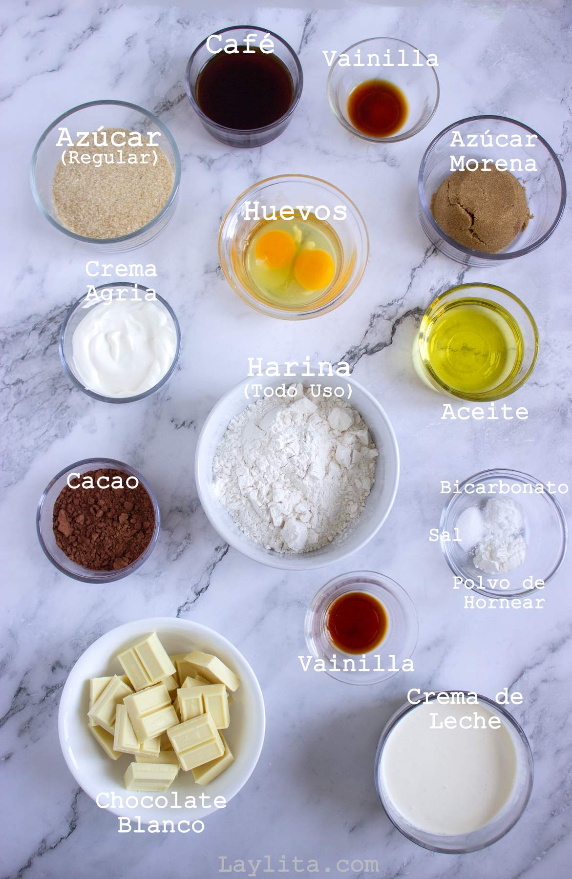 Ingredientes para preparar cupcakes de chocolate navideños en una superficie de cocina