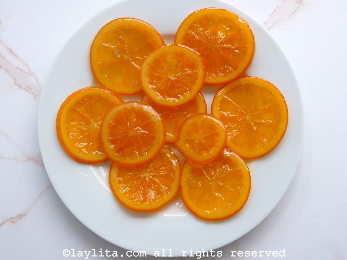 Naranjas confitadas en un plato blanco