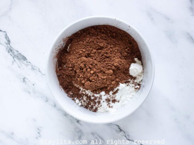 Harina, cacao en polvo, polvo de hornear en un bol de mezclas