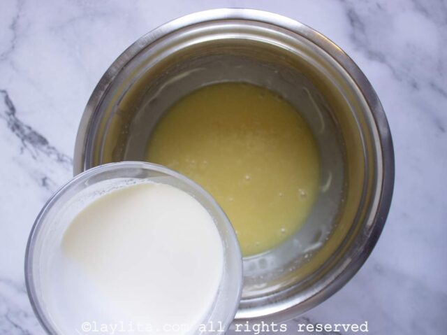 Agregando la crema de leche fría