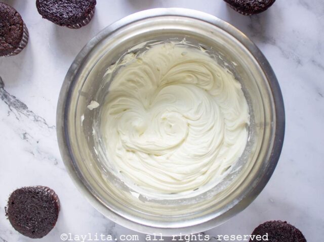Un bol lleno de ganache batido de chocolate blanco