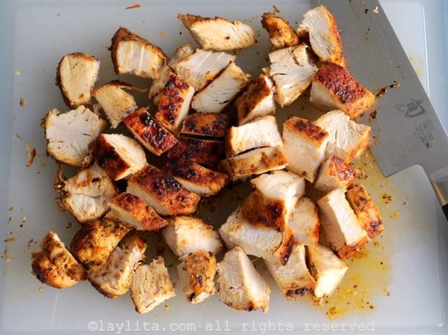 Trozos de pollo asado cortados en cubos