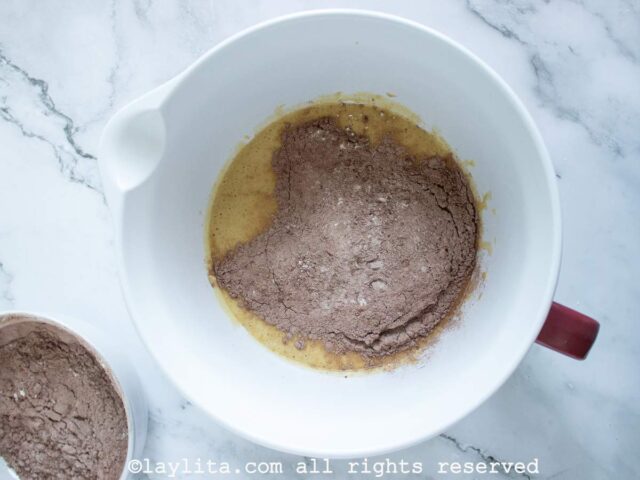 Agregando la mezcla de la harina y cacao al bol