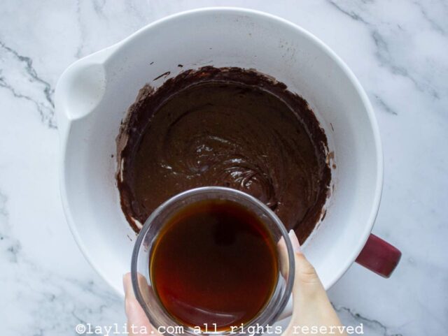 Agregando el café caliente a la masa de los cupcakes