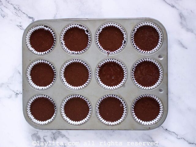 Una bandeja de cupcakes o muffins de chocolate antes de hornear