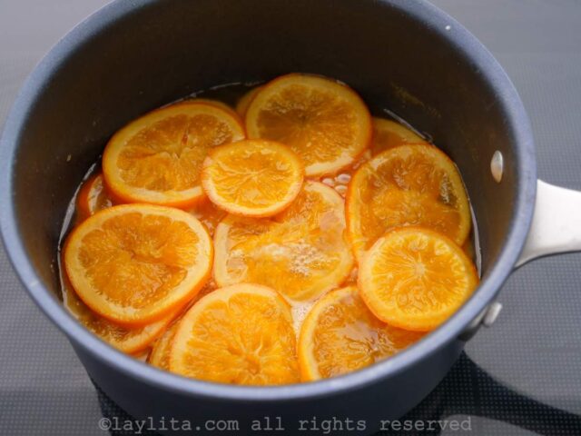 Preparación de las rodajas de naranjas confitadas o caramelizadas